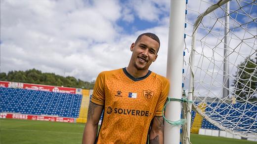 FECHADO - Formado nas divisões de base do Flamengo, o goleiro Gabriel Batista foi apresentado como reforço do Santa Clara. Aos 24, o jogador assinou um contrato pelas próximas três temporadas. Nas redes sociais, o clube português destacou a presença de Gabriel no elenco rubro-negro que conquistou uma série de títulos nos últimos anos.