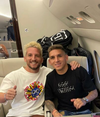 FECHADO - De acordo com o jornalista Fabrizio Romano, Mertens, juntamente do Lucas Torreira, está indo assinar contrato com o Galatasaray. Inclusive, uma foto de ambos jogadores juntos no voo para a Turquia já foi revelada.