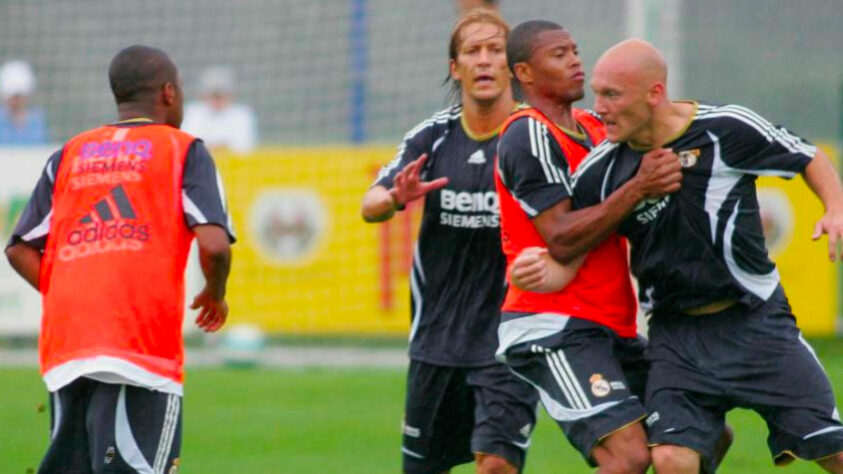 Em 2005, Robinho era uma das principais promessas do futebol brasileiro e foi contratado pelo Real Madrid. Em um treino, o ex-santista ficou insatisfeito com as fortes entradas do dinamarquês Gravesen. Então, o atacante tentou agredir o 'cachorro louco' com um soco. Gravesen foi segurado por Julio Baptista e outros companheiros, e gritava que iria "matar" o atacante brasileiro.