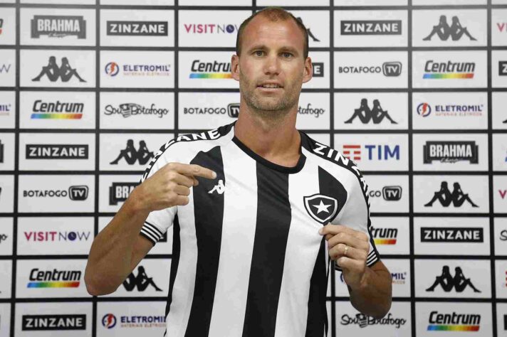 Joel Carli, 36 anos (zagueiro) - Botafogo
