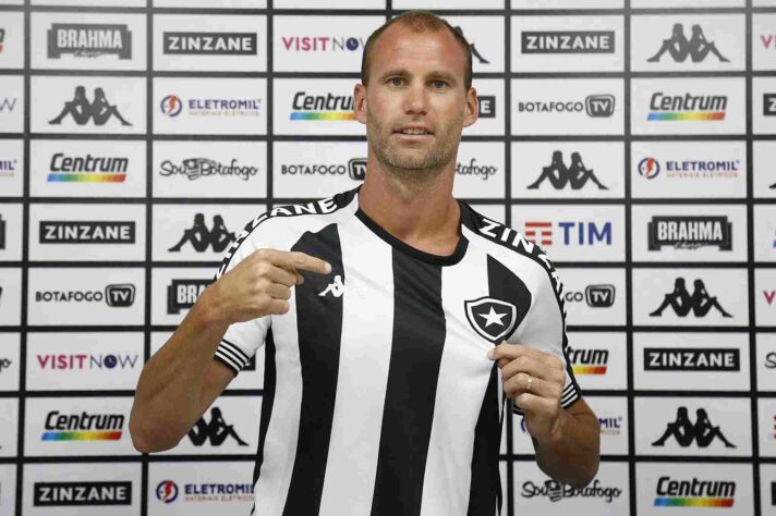 ESQUENTOU - Durcesio Mello, presidente do Botafogo, revelou,  em entrevista para “Canal do Anderson Motta”, a vontade de renovar com Joel Carli. "Carli é um botafoguense alucinado e um cara do bem. Eu gosto muito dele e ele tem um carinho muito grande por mim também, me chama de “presida”. Ele foi importantíssimo na subida para Série A. É renovar com ele por pelo menos mais um ano para encerrar a carreira e depois continuar no futebol talvez como supervisor", detalhou o dirigente. Contudo, a decisão de renovação não cabe à Durcesio, pois essa função fica na mão da SAF, que é comandada pelo bilionário John Textor.