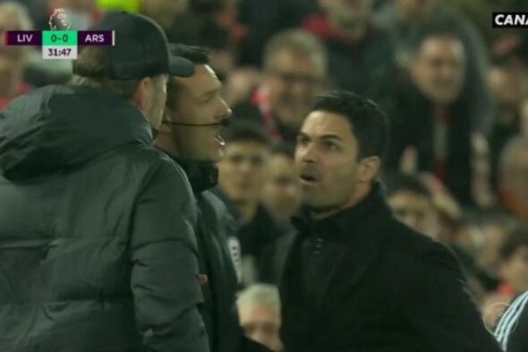 Jürgen Klopp x Mikel Arteta - Em uma partida da Premier League em 2021, o clima esquentou entre os treinadores após uma entrada dura de Mané. Arteta foi tirar satisfação com o quarto árbitro, Klopp entrou na discussão e trocou farpas com o técnico do Arsenal.