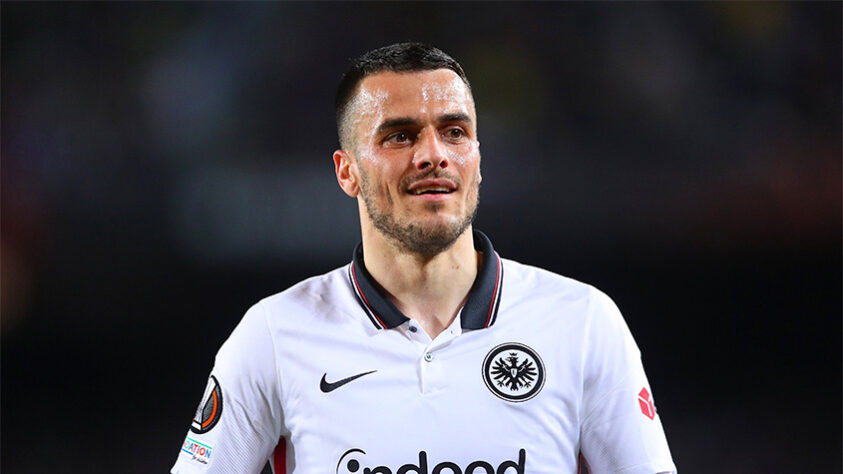 ESQUENTOU - A Juventus corre contra o tempo para acertar a contratação do meia-atacante Kostic, do Eintracht Frankfurt, segundo a imprensa italiana. O clube alemão pede cerca de 20 milhões de euros (R$ 106 milhões), mas estaria disposto a aceitar um negócio a partir de 15 milhões de euros (R$ 79,5 milhões) fixos, além de bônus.