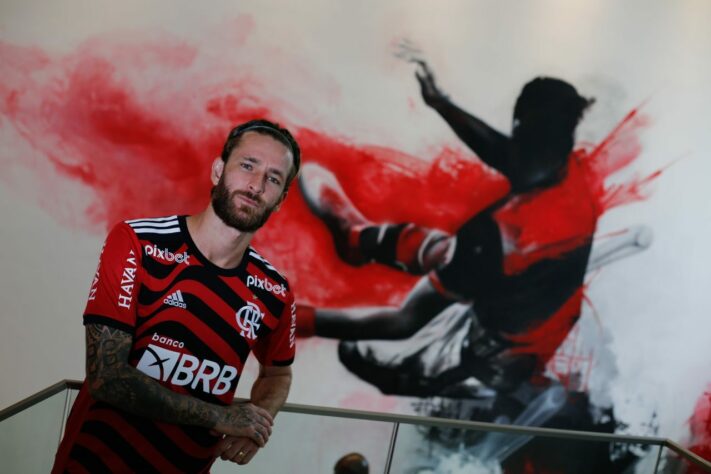 Léo Pereira posa com o novo terceiro uniforme do Flamengo.