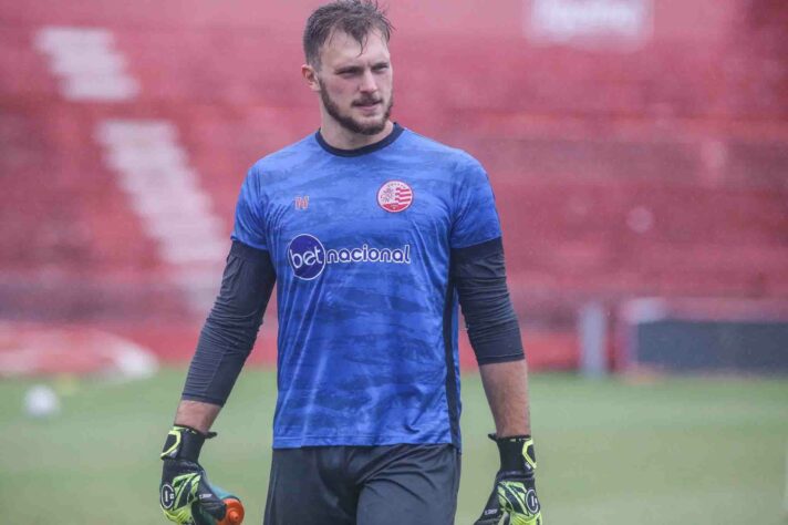 ESQUENTOU - O Botafogo encaminhou um pré-contrato com o goleiro Lucas Perri. O esportista, que está emprestado ao Náutico, não vai renovar com o São Paulo, portanto, deve ir de graça para o seu novo destino.