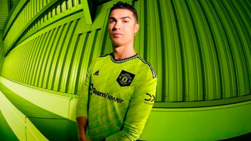 MANCHESTER UNITED - A terceira camisa do Manchester United é predominantemente verde limão, chamada pela Adidas de “Volt”, e traz um padrão no corpo com diversos triângulos, formados por listras em tons da cor. Segundo a marca, se inspira na icônica identidade gráfica do Manchester United, usando formas e padrões geométricos. As três listras vão nos ombros, em azul marinho, mesma cor da gola redonda, que traz serrilhado em volt.