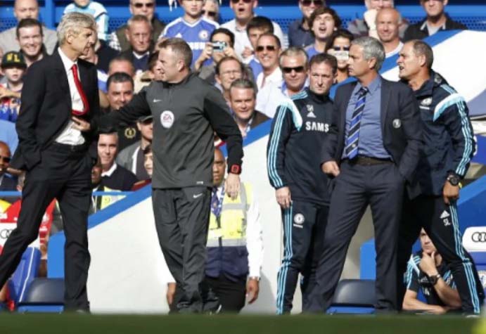 Mourinho x Wenger - Em 2014, os treinadores do Arsenal e do Chelsea, na época, se desentenderam em um dos clássicos londrinos na Premier League. Depois de uma entrada forte de Cahill sobre um jogador dos Gunners, Wenger foi pedir justificações a Mourinho, mas, no meio da confusão, acabou por empurrar o treinador português. 