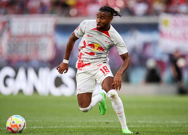 FECHADO - O Chelsea acertou, neste sábado, a contratação do atacante Nkunku, destaque do RB Leipzig. O francês, que ficou fora da Copa do Mundo por uma lesão às vésperas da estreia, já assinou contrato com os Blues e vai atuar na equipe a partir de julho de 2023. Os Blues vão desembolsar cerca de 72 milhões de euros (R$ 405 milhões) pela transferência do atacante, segundo o jornalista Fabrizio Romano.