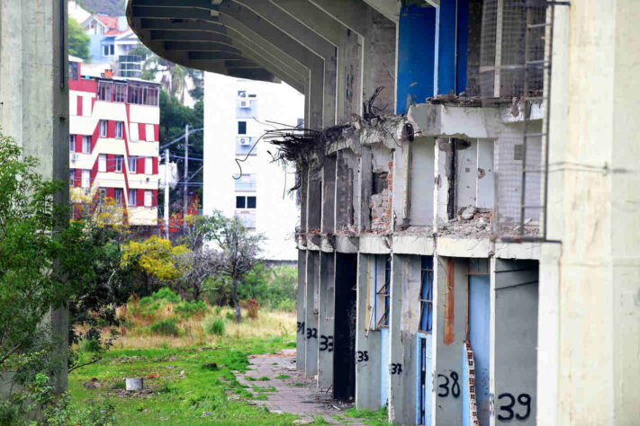 Também é possível ver tijolos e blocos de concreto quebrados na fachada do estádio. 