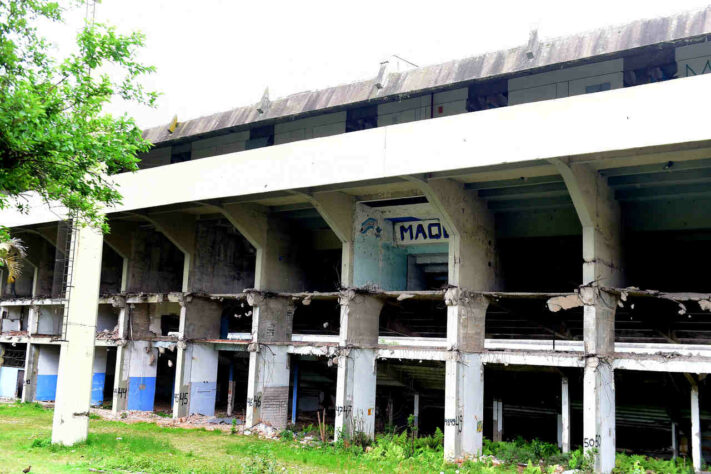 O desgaste na estrutura do estádio é notável nas áreas externas. 