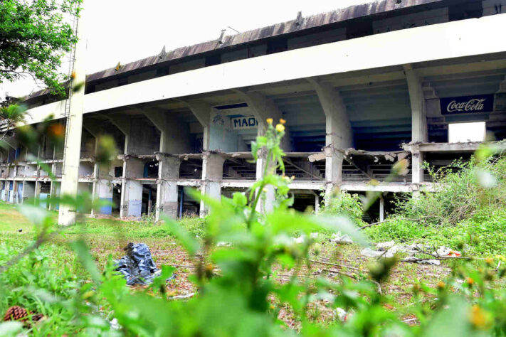 Na área externa, o estádio se encontra na mesma situação, cercado por mato. 