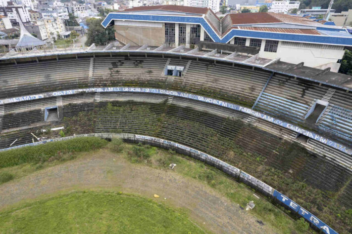 Enquanto a compra da Arena não for acertada, o Olímpico permanecerá se deteriorando, como mostram as imagens, e sem rumo definido. 