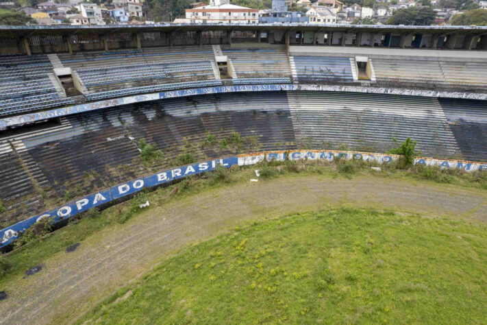 GALERIA: frases que remetem aos títulos do Tricolor Gaúcho estão sem cor e tampadas pelo mato.