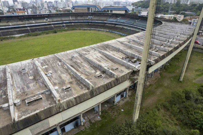 A Justiça de São Paulo determinou a penhora da Arena do Grêmio a pedido dos bancos Santander, Banrisul e Banco do Brasil, financiadores do estádio tricolor. O motivo seria uma dívida do clube na casa dos R$ 216 milhões. No entanto, enquanto o clube gaúcho sofre com a pendência financeira, o seu antigo estádio, o Olímpico, segue de pé. Veja a seguir fotos da situação atual do antigo estádio gremista. 