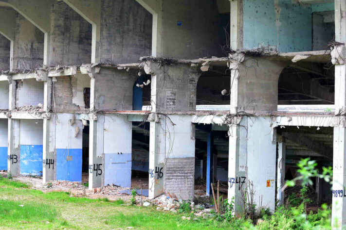 Mais uma imagem que mostra toda a área externa do estádio completamente danificada. 