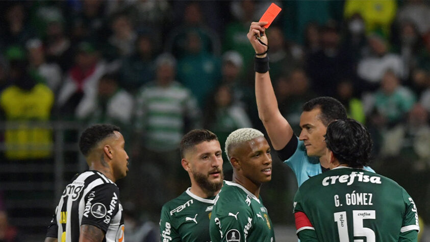 Motivo 4 - Desempenho fraco com superioridade numérica em campo: Especificamente no jogo da Libertadores contra o Palmeiras, o Atlético teve um superioridade numérica durante a maior parte do jogo. Inclusive, ficou com dois a mais em campo durante um certo momento. Mesmo com esta vantagem, a equipe mineira não conseguiu construir muitas jogadas ofensivas. Mostrando uma grande dificuldade de criação diante de um dos times mais organizados da América do Sul.