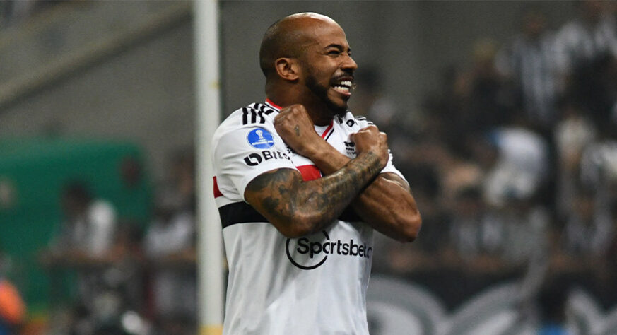 FECHADO - O São Paulo vai manter o meia Patrick para a próxima temporada, apesar da discussão entre o camisa 88 e o técnico Rogério Ceni nos vestiários do Maracanã no último sábado (5), no intervalo da derrota por 3 a 1 para o Fluminense. A definição sobre a permanência do jogador foi dada por dirigentes tricolores aos estafe do Pantera Negra na manhã desta quarta-feira, segundo apurou o LANCE!.