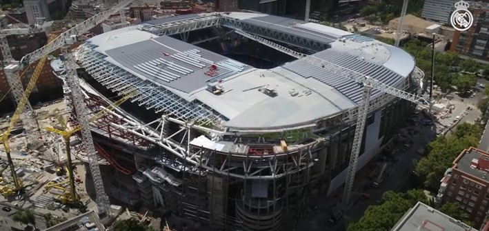 O Santiago Bernabéu, casa do Real Madrid, está passando por uma série de reformas. O projeto do clube é tornar o estádio mega moderno, sendo, inclusive, palco para shows e disputas de outros esportes. O ambicioso projeto já está sendo posto em prática e, de acordo com a previsão, será entregue em junho de 2023. Confira a seguir imagens da construção!