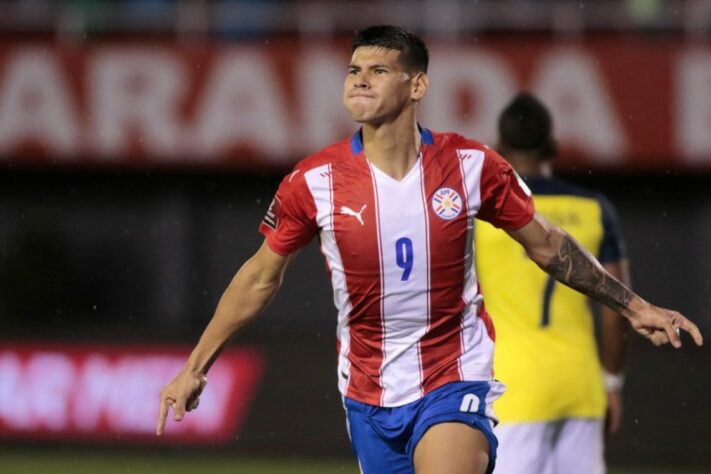 FECHADO - O atacante Robert Morales prorrogou seu contrato por mais três anos com o Cerro Porteño. O jogador está acumulando convocações para a Seleção Paraguaia, sendo uma das grandes apostas para o próximo ciclo da Copa do Mundo, em 2026.