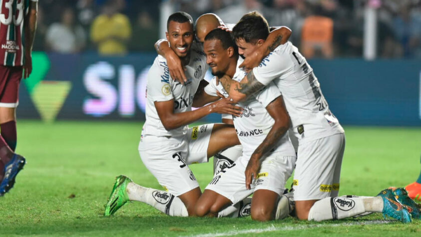 12º lugar: SANTOS - 8 pontos / 2 vitórias / -2 saldo de gols / 33% de aproveitamento