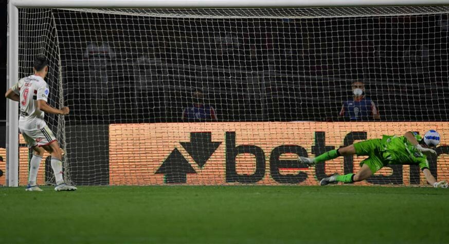 Ceará: Sobe - João Ricardo - Fez uma sequência de defesas complicadas que impediu o São Paulo de ampliar o placar. Defendeu o pênalti de Calleri e um rebote que saiu logo depois. Desce - Victor Luis - Responsável por cometer a penalidade em cima do camisa 9 do time adversário, o que poderia colocar o Tricolor em uma vantagem maior.