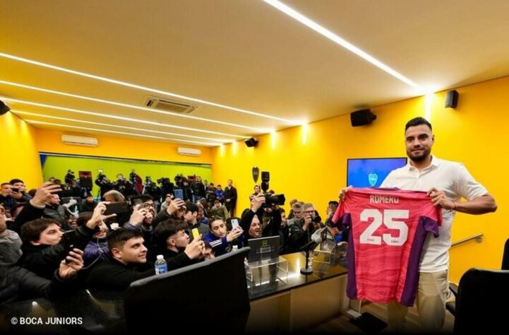 FECHADO - O goleiro Sergio Romero foi anunciado como novo jogador do Boca Juniors. O ex-guarda redes da seleção argentina e do Manchester United firmou vínculo com os Xeneizes até 2024.