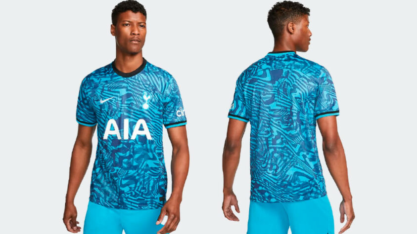 TOTTENHAM - A terceira camisa do Tottenham é predominantemente azul, em dois tons, o royal e o celeste, com um padrão abstrato por todo o corpo. Segundo a Nike, esse gráfico representa o "DNA em constante evolução do Tottenham". A gola tem formato redondo e tem a cor preta, enquanto os punhos trazem a mesma cor junto do azul celeste.