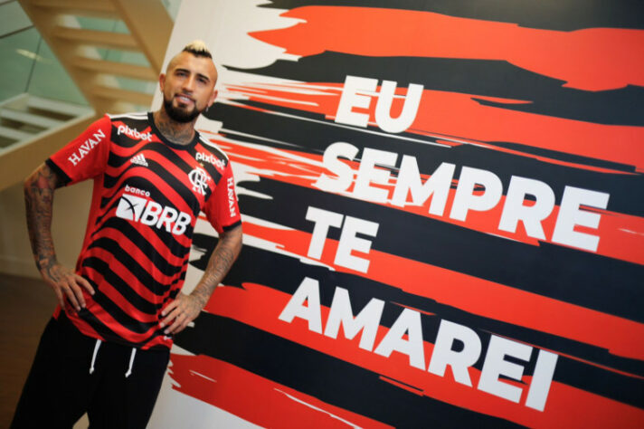 Vidal posa com o novo terceiro uniforme do Flamengo.