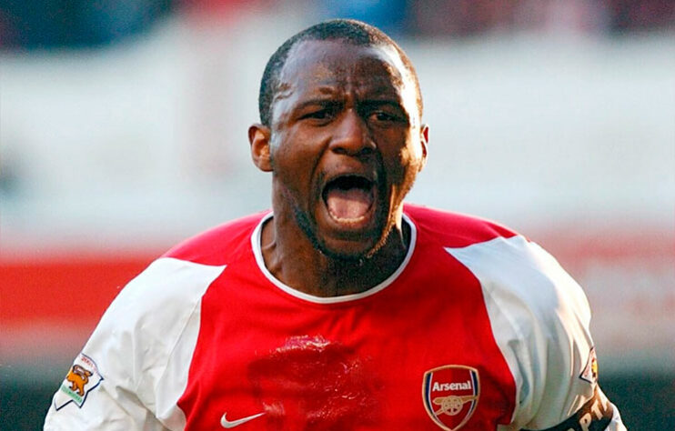 Volante: Patrick Vieira (francês - Arsenal e Manchester City): Um dos jogadores mais dominantes da história da Premier League, Vieira foi o líder do Arsenal durante quase uma década. Entre 1996 e 2005, foi campeão com os Gunners em todos os anos, sendo três edições da Premier League. 