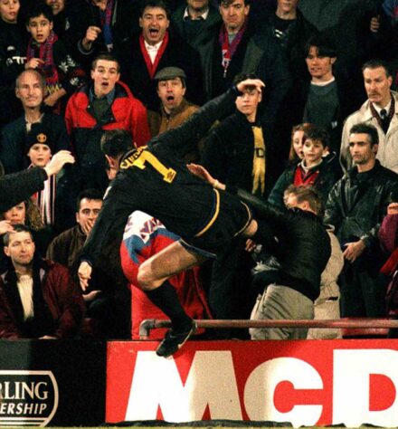 Voadora de Cantona em torcedor do Crystal Palace - O dia 25 de janeiro de 1995 ficou marcado pela voadora que Eric Cantona deu em um torcedor adversário na arquibancada. O atacante do Manchester United não se segurou diante das provocações e agrediu um torcedor do Crystal Palace com um chute. Ele ele teria falado para o jogador: ‘Volta para a França com a p* da sua mãe, bastardo’.