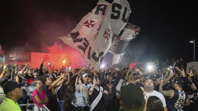 Logo após a notícia da aprovação da venda, torcedores fizeram a festa na sede do Calabouço