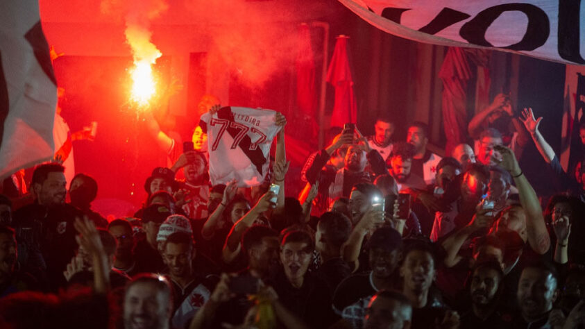 Em votação entre os sócios neste domingo, o Vasco aprovou a venda da sua SAF (Sociedade Anônima do Futebol) para a 777 Partners. Os torcedores marcaram presença na sede do Calabouço e fizeram a festa após a divulgação do resultado. Veja a seguir algumas imagens da  Assembleia Geral Extraordinária (AGE) que sacramentou a decisão do clube.