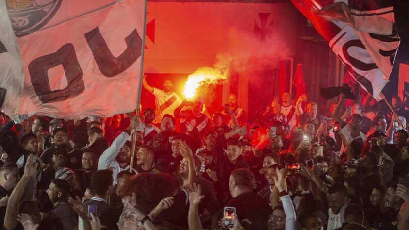 Sinalizadores fizeram parte da festa da torcida vascaína