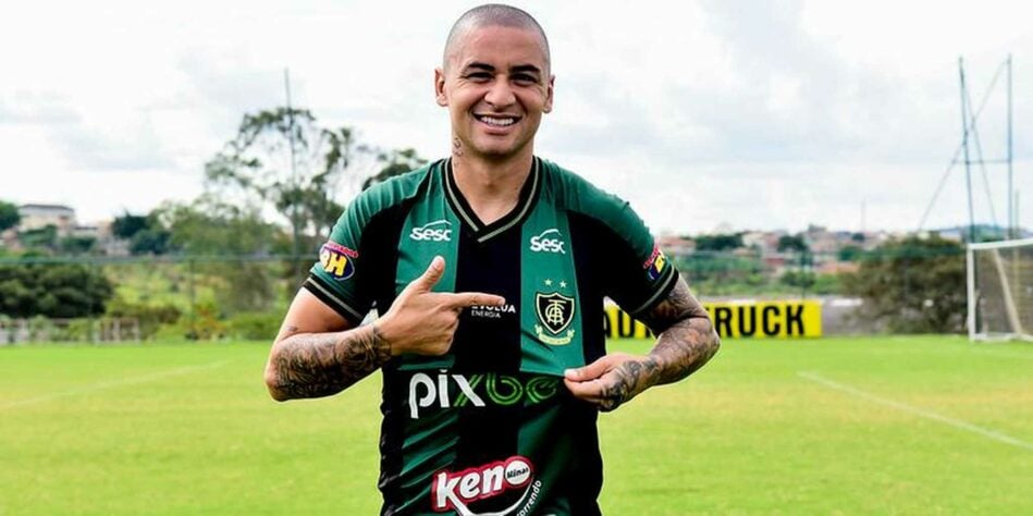 FECHADO - O veterano atacante Welington Paulista renovou contrato com o América Mineiro até o fim de 2023. O contrato do jogador se encerrava em dezembro. Ao longo do ano, Wellington Paulista fez 30 jogos e marcou 7 gols pelo Coelho.