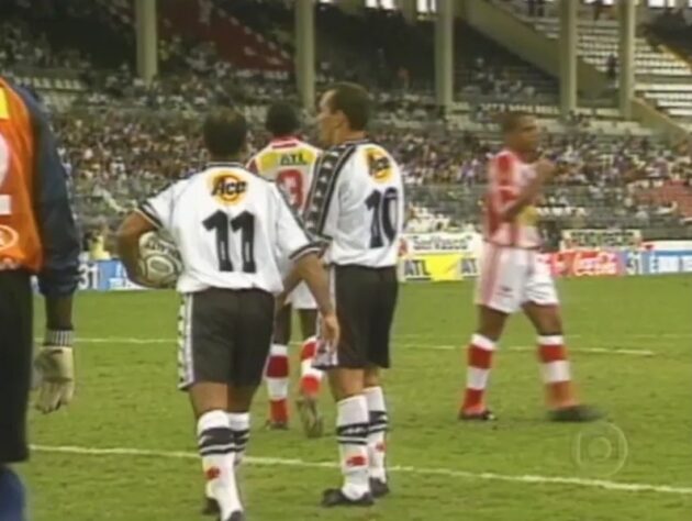 Em 2000, Romário e Edmundo voltaram a jogar juntos no Vasco. Porém, a contratação de Romário instalou uma crise de ego no vestiário. O Baixinho, queridinho pelo presidente Eurico Miranda, logo se tornou capitão e o batedor oficial de pênaltis, gerando incômodo em Edmundo. 