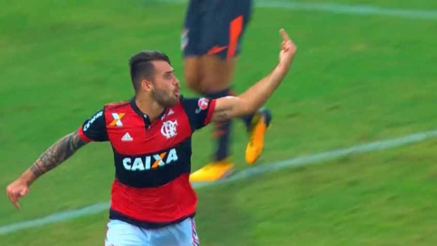 Em 2017, Rhodolfo e Felipe Vizeu se desentenderam dentro de campo durante uma partida do Flamengo, pelo Campeonato Carioca. O zagueiro empurrou o atacante para cobrá-lo após um lance do adversário. Na sequência do duelo, Vizeu marcou um gol e mostrou o dedo do meio para o defensor durante a comemoração.