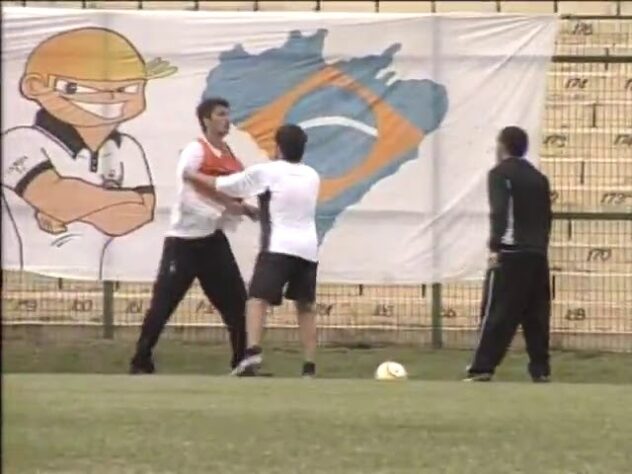 Tevez x Marquinhos - Em 2005, Carlitos Tevez e o zagueiro Marquinhos entraram em confronto durante um treino do Corinthians. O argentino, inclusive, revelou que esta não teria sido a única briga dos dois.