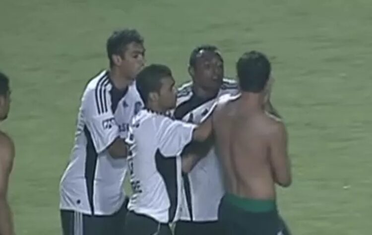 Em 2009, o Palmeiras praticamente saiu da briga pelo título do Brasileirão após o zagueiro Maurício e o atacante Obina trocarem socos dentro de campo, na saída para o intervalo. Com dois a menos, o Verdão foi derrotado por 2 a 0 pelo Grêmio, no Olímpico, e ficou distante da disputa pelo título. Os dois foram demitidos após o episódio.