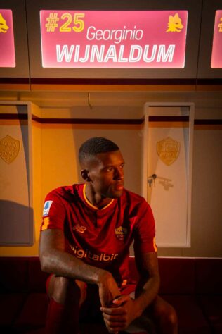 FECHADO - Wijnaldum foi anunciado pela Roma. O meio-campista holandês chega para ocupar a vaga deixada por Veretout. Ele chega por empréstimo de uma temporada, com opção de compra.