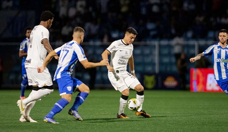 Na partida válida pela 21ª rodada do Campeonato Brasileiro 2022, o Corinthians foi até Santa Catarina para enfrentar o Avaí. Em um jogo que possibilitou "a queda" e a redenção de Balbuena, o Alvinegro não saiu do empate, por 1 a 1, em noita pouco inspirada no ataque. Veja as notas dos jogadores do Timão (feito por Gabriel Teles).