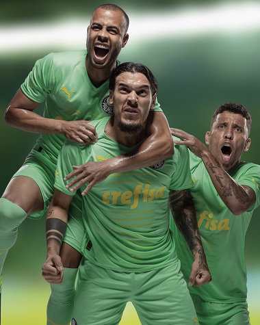 O trio de defesa simulou uma comemoração de gol com a nova terceira camisa.