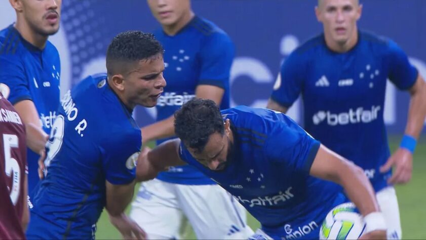 Perdendo para o Fluminense por 2 a 0, pelo Campeonato Brasileiro 2023, o Cruzeiro teve um pênalti aos 30 minutos do segundo tempo. Bruno Rodrigues e Henrique Dourado, atacantes da Raposa, tiveram uma discussão forte para ver quem bateria o pênalti. Bruno cobrou e perdeu. Porém, como Fábio, do Tricolor, estava adiantado, o árbitro Flávio Rodrigues mandou voltar. A briga, então, ficou mais forte, com Dourado segurando a bola para bater. No fim das contas, Bruno Rodrigues cobrou e acertou a trave, desperdiçando a segunda tentativa.