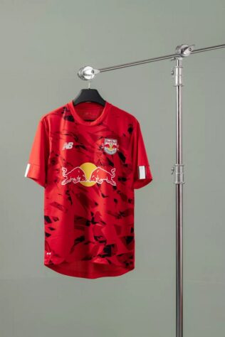 RED BULL BRAGANTINO - Terceiro uniforme para 2022/23 da New Balance, nova fornecedora do Massa Bruta.