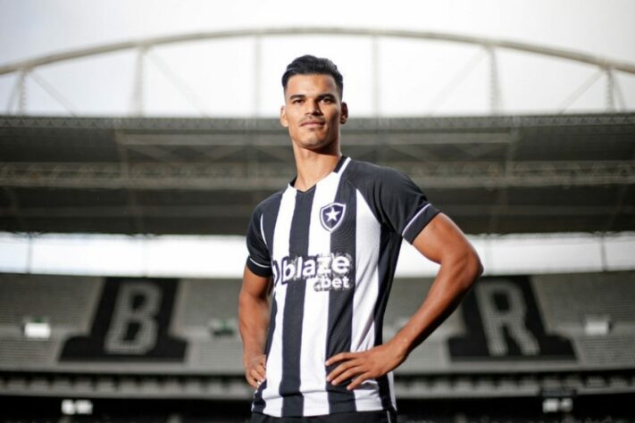 FECHADO - O Botafogo segue firme no mercado e anunciou a contratação de mais um jogador para a sequência da temporada. Trata-se do volante Danilo Barbosa, que conquistou a Libertadores em 2021 pelo Palmeiras e pertencia ao Nice, da França. O jogador já chegou ao Rio de Janeiro, realizou exames, e firmou contrato até 2025.