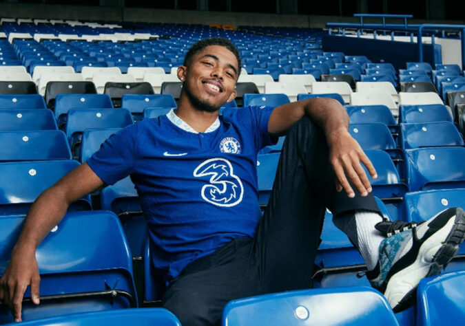 FECHADO - O Chelsea anunciou a contratação de Wesley Fofana nesta quarta-feira. Os Blues pagaram 70 milhões de libras (R$ 412 milhões), segundo a imprensa inglesa, o que faz com que ele tenha se tornado o 4º zagueiro mais caro da história do futebol. No entanto, o valor pago pode chegar aos 75 milhões de libras (R$ 442 milhões), o que faria com que o jovem francês se tornasse o defensor mais caro do mundo. 