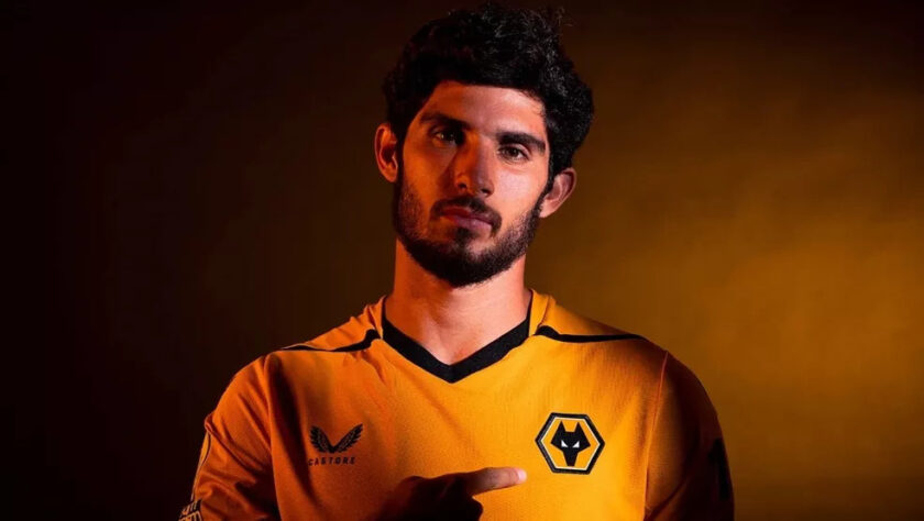 10º lugar -  Wolves (Inglaterra): 136,6 milhões de euros (R$ 713 milhões) - Matheus Nunes (meia - 23 anos - comprado junto ao Sporting por 45 milhões de euros [R$ 234,9 milhões]); Gonçalo Guedes [foto] (ponta - 25 anos - comprado junto ao Valência por 32,6 milhões de euros [R$ 170,1 milhões]); Nathan Collins (zagueiro - 21 anos - comprado junto ao Burnley por 24,3 milhões de euros [R$ 126,8 milhões]); Sasa Kalajdzic (atacante - 25 anos - comprado junto ao Stuttgart por 18 milhões de euros [R$ 93,9 milhões]); Hee-chan Hwang (atacante - 26 anos - comprado junto ao RB Leipzig por 16,7 milhões de euros [R$ 87,1 milhões])