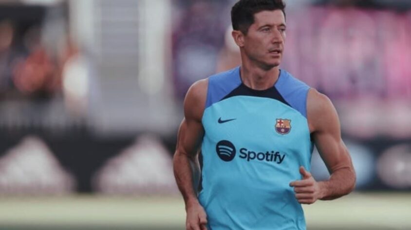 Robert Lewandowski - 33 anos - atacante do Barcelona