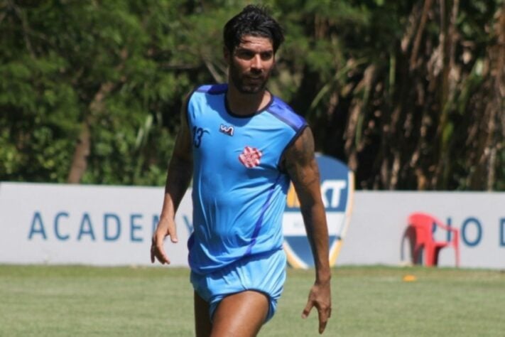 Loco Abreu (Bangu): Visando expandir a marca do clube, o Bangu anunciou Loco Abreu como um grande reforço e preparou tudo para arrecadar ao máximo em cima da chegada do atacante uruguaio.