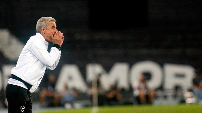 ESFRIOU - O técnico Luís Castro ratificou que continuará no Botafogo. Cotado para substituir Fernando Santos na seleção de Portugal, o comandante garantiu, em entrevista ao programa "Desafio Mundial" da portuguesa "Spor TV", que não pretende deixar o Alvinegro. Aos seus olhos, o projeto do clube é bastante desafiador. 