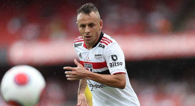 Rafinha (37 anos) - Posição: lateral-direito - Clube: São Paulo